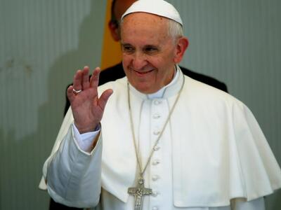 Ο πάπας Φραγκίσκος έπλυνε τα πόδια 12 κρ...