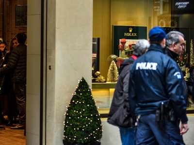 Ο καλοντυμένος πελάτης του κοσμηματοπωλε...