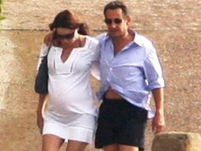 Ρομαντική βόλτα στην παραλία για το ζεύγ...