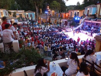 Με μία εντυπωσιακή τελετή έναρξης ξεκίνη...