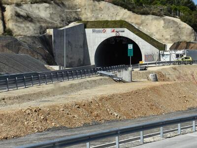 Πατρών - Κορίνθου: Τροχαίο μέσα σε τoύνε...