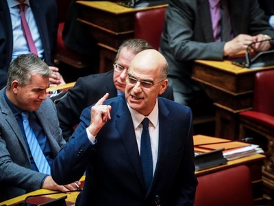 Τι είπε ο Δένδιας στη Βουλή και χειροκρο...