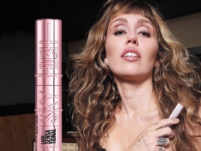 Μάιλι Σάιρους: Τραγουδάει και ποζάρει ως...