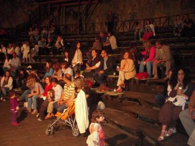 Απίστευτο: Έπεσε στο κενό για να βρει κα...