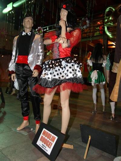 GROUP 81 - MOULIN ROUGE