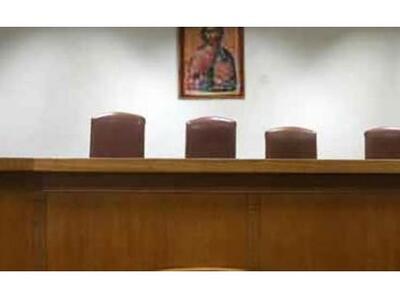 Την παραμονή των θρησκευτικών συμβόλων σ...