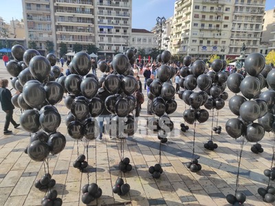 Πάτρα: Διαμαρτυρία με μαύρα μπαλόνια, πο...