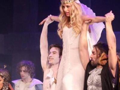 "Σκληρή" η κριτική για το θεατ...