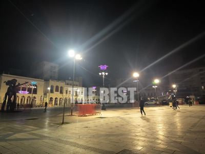 Πάτρα: Φωταγωγήθηκε περιμετρικά η πλατεί...