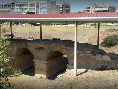 Η σπουδαία Ρωμαϊκή Γέφυρα, στη γωνία της...