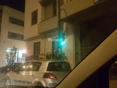 Ο φωτεινός σηματοδότης ακριβώς απέναντι ...