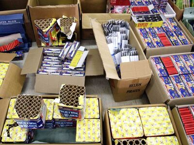 208.721 κροτίδες και 106.310 βεγγαλικά κ...