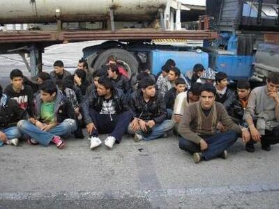 Πάτρα: 17 μετανάστες είχαν τρυπώσει σε φ...