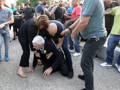 «Τον έριξαν κάτω και άρχισαν να τον κλωτ...