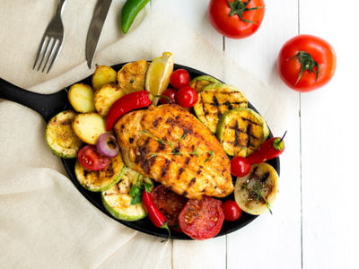 Συνταγή για κοτόπουλο με ντομάτα και μυρωδικά