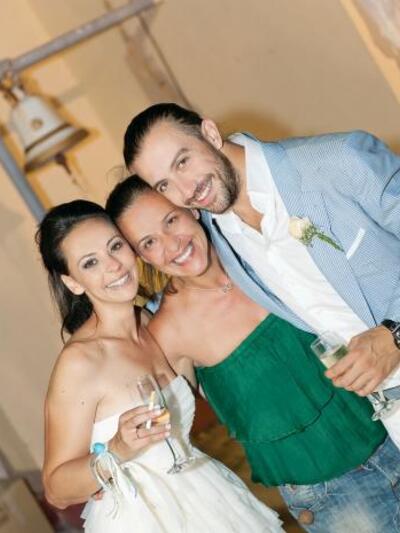 Οι νεόνυμφοι με την Όλγα Μοσχόβου