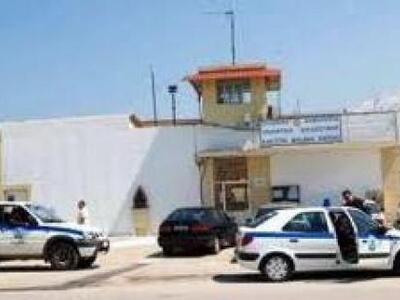 Πάτρα: Αντεξουσιαστές έξω από τις φυλακέ...