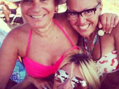 Διακοπές στην Πάρο με τις φίλες της για ...