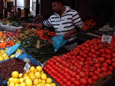Της πρότεινε να τη βοηθήσει με τα ψώνια ...