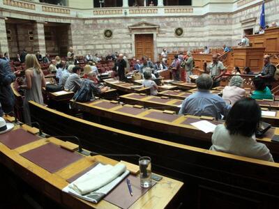 Σε εξέλιξη η κρίσιμη συνεδρίαση της Βουλ...