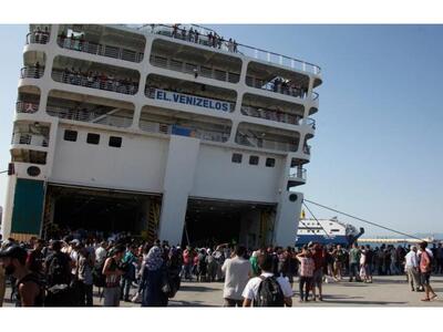 Στο λιμάνι του Πειραιά 2.500 πρόσφυγες μ...