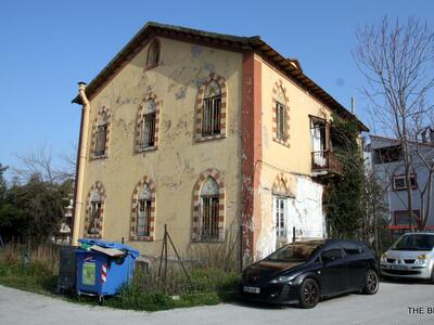 δεσπόζει στο τοπίο και αποπνέει κάτι από...