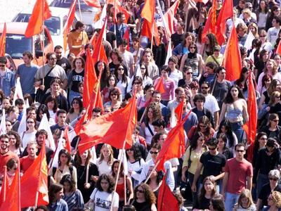 Πάτρα: Τα μεγάφωνα του Δήμου παίζουν αντάρτικα!