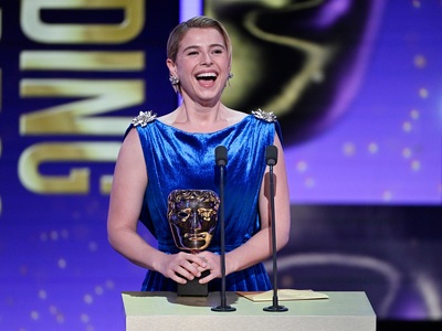 Η Τζέσι Μπάκλει με το βραβείο Bafta α' γ...