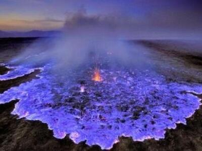 ΔΕΙΤΕ το ηφαίστειο που βγάζει μπλε... φλόγα! ΦΩΤΟ 