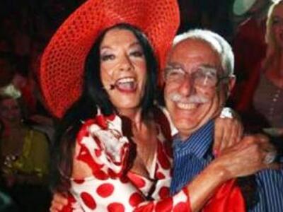 Πάτρα: Η Ζωζώ Σαπουντζάκη στα γόνατα του...