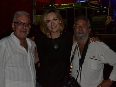 Η Ρίτα Αντωνοπούλου πλαισιωμένη από τον ...