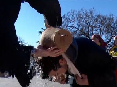 Αγχίαλος: Αναβίωσαν  «τα βρεξίματα των γαμπρών»