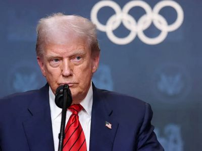 Ο Ντόναλντ Τραμπ απειλεί να πάρει τον έλ...