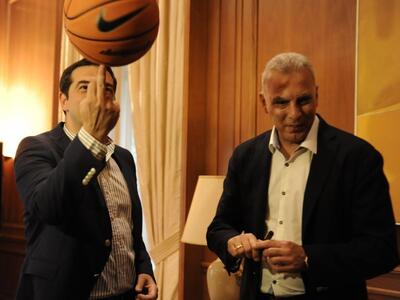 O Αλέξης Τσίπρας κάνει κόλπα με την μπάλ...