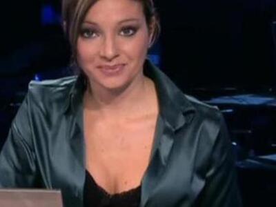 Ιταλία: Καλλονή παρουσιάστρια με γλώσσα…...