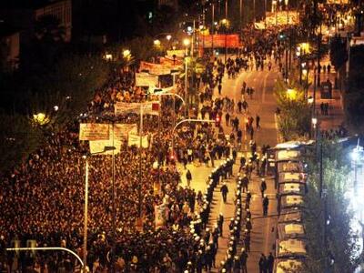 Αθήνα: Eκαψαν σημαίες μπροστά στην αμερι...