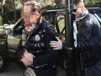 Με χειροπέδες και... μαύρο γυαλί στην Ευ...