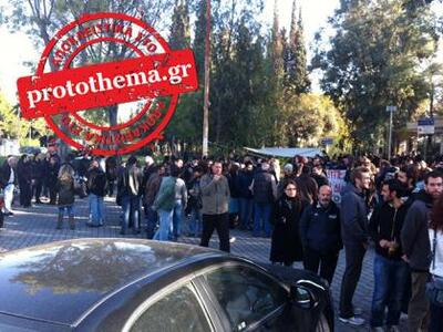 Διοικητικοί και φοιτητές μπλοκάρουν τις ...