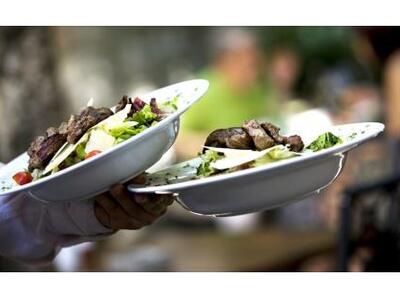 Έλληνες σερβιτόροι στην Αλβανία για 400 ευρώ!