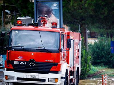 Ζευγάρι ηλικιωμένων τουριστών εγκλωβίστη...