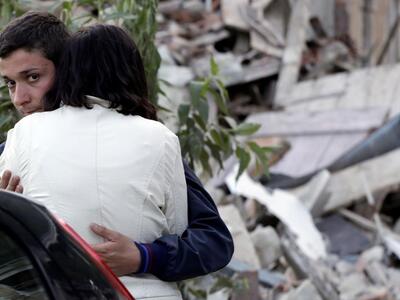 Ιταλία: Πρόσφυγες απεγκλωβίζουν ζευγάρι ...