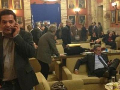 Αδιανόητο: Η Αθήνα καιγόταν και οι βουλε...