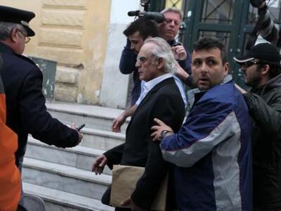 Στο εδώλιο ο Άκης για τις χρυσές μίζες 