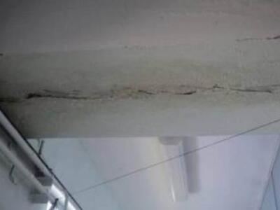 Απίστευτο! Ταβάνι πέφτει πάνω στα κεφάλι...