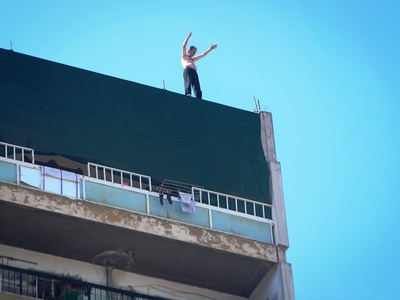 Θεσσαλονίκη: Κατέβηκε από την ταράτσα ο ...
