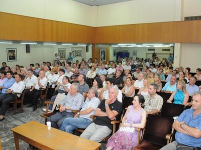 Φωτό από τη σημερινή Ολομέλεια. Το Μέγαρ...