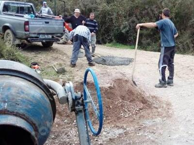Ηλεία: Επισκευάζουν τις ζημιές με δικά τ...