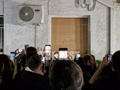 Πάτρα ΤΩΡΑ: Λιντσάρουν το σπίτι της Ρούλ...