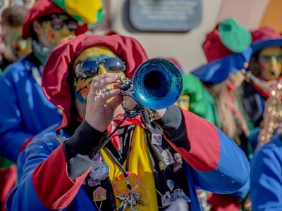 Και τα ηχεία παίζουν... Πάτρινο Καρναβάλ...