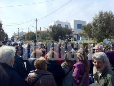 Διαδήλωσαν έξω από το σπίτι του Κώστα Καραμανλή